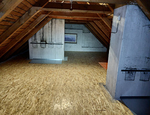 Zateplení stropu rodinného domu pomocí foukané izolace